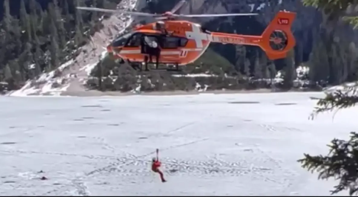 VIDEO | 14 turişti, între care şi un bebeluş, salvaţi după ce au căzut într-un lac îngheţat în Munţii Dolomiţi din Italia