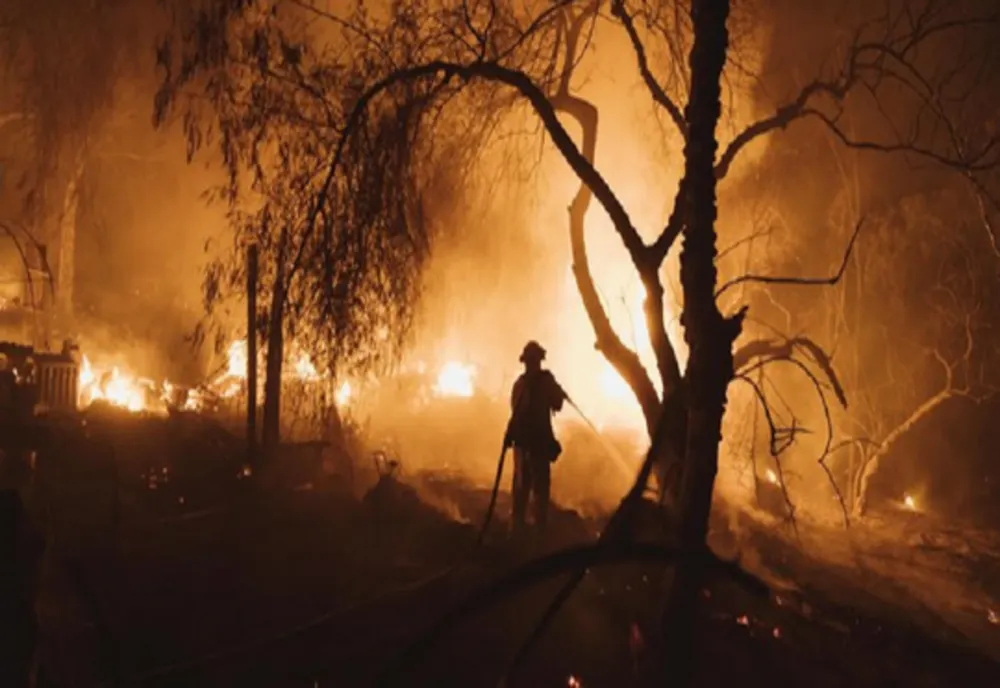 GUVERNATORUL CALIFORNIEI A DECLARAT STARE DE URGENȚĂ ÎN LOS ANGELES DIN CAUZA INCENDIILOR DEVASTATOARE