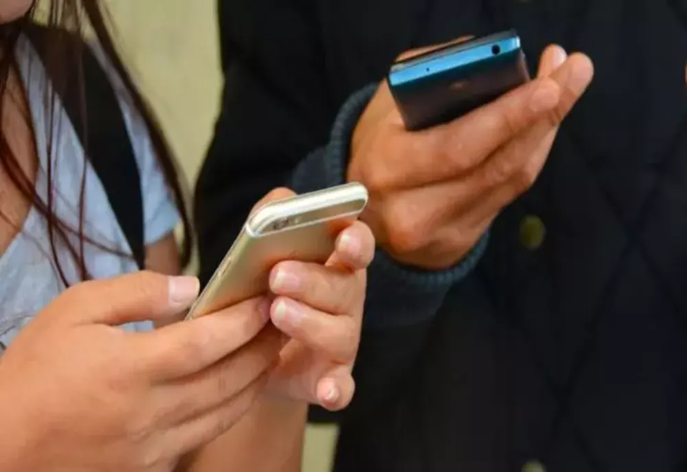 MĂSURĂ EXTREMĂ ÎNTR-O ȚARĂ UE: ELEVII NU VOR MAI AVEA VOIE CU TELEFOANELE MOBILE LA ȘCOALĂ
