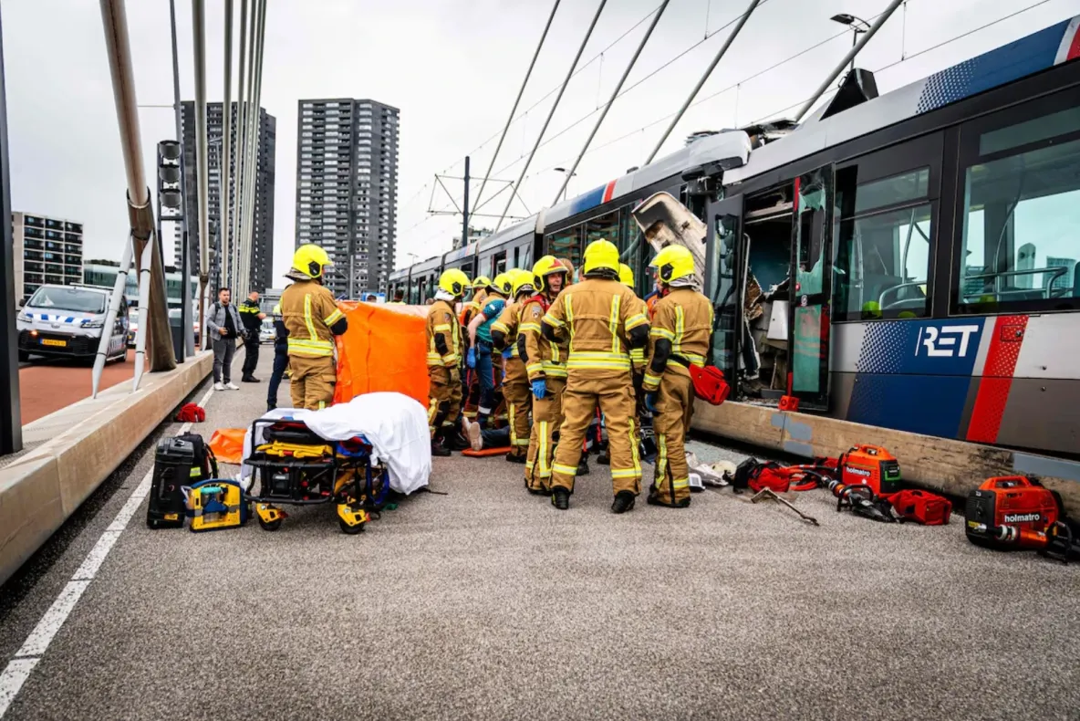 Două tramvaie s-au ciocnit pe Podul Erasmus, din Rotterdam.15 persoane au fost rănite