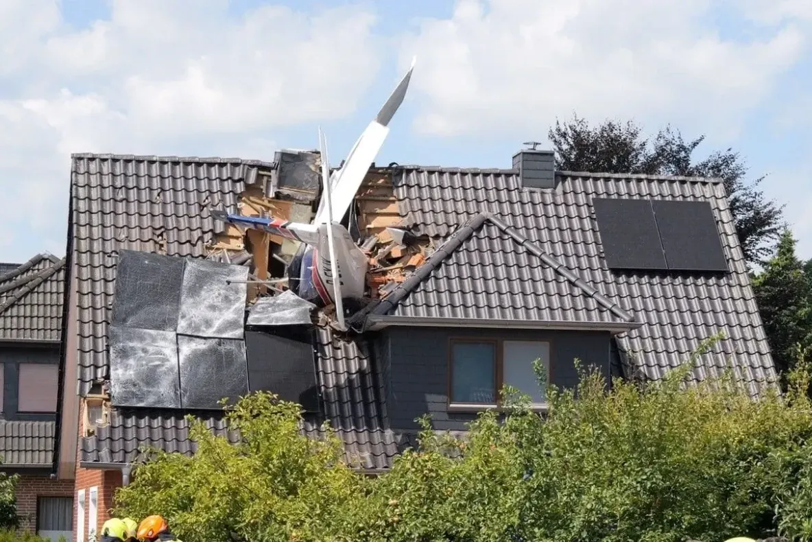 Un avion de mici dimensiuni s-a prăbușit sâmbătă peste o locuință din landul german Saxonia Inferioară. O persoană a murit, iar salvatorii continuă căutările pentru un posibil al doilea ocupant al aeronavei.