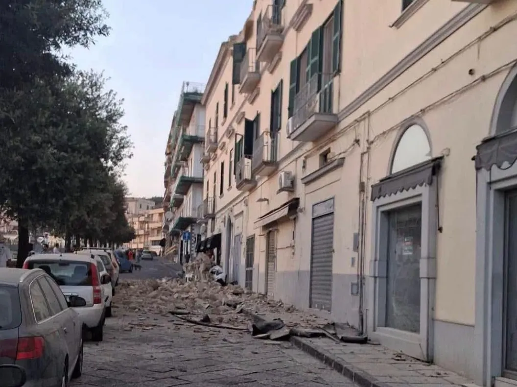 Cutremur de 4,7 grade lângă Napoli: pene de curent și transport feroviar suspendat - VIDEO