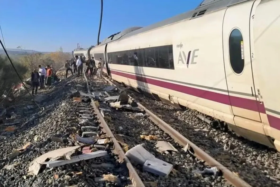 Coliziune între două trenuri de mare viteză în Spania. Martorii spun că sunt mai multe victime