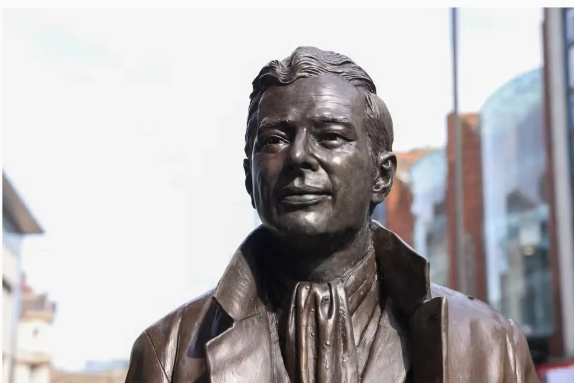 Statuia celui de-al „cincilea Beatle” dispare temporar din centrul Liverpoolului. Era un simbol al comunității LGBTQ+
