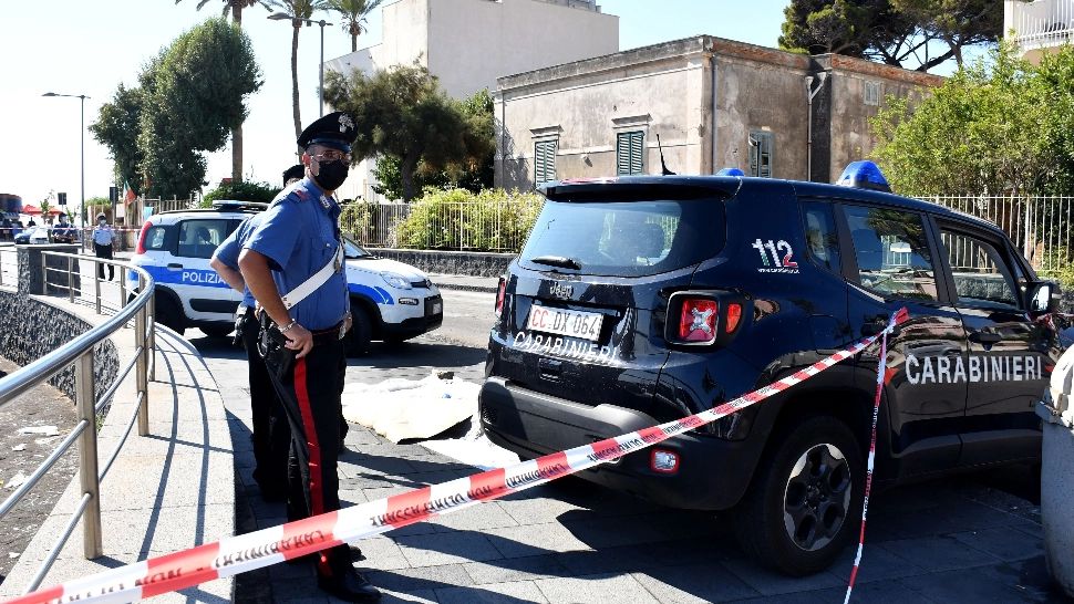 Româncă împușcată de bătrânul pe care îl îngrijea, într-un apartament din Milano