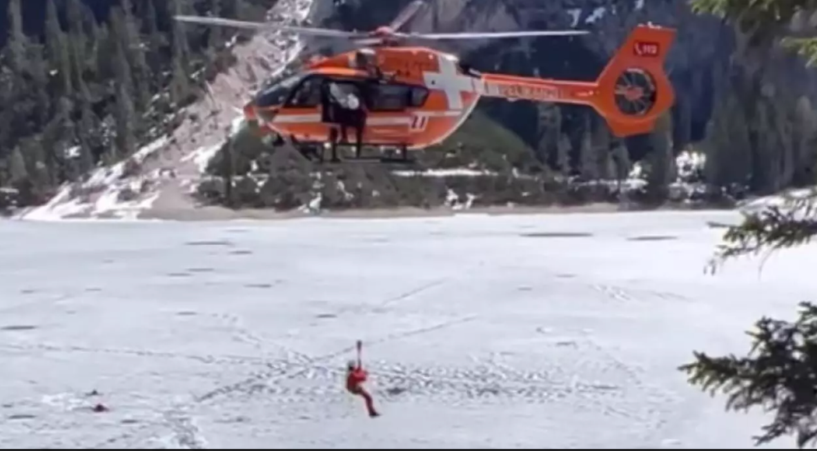 VIDEO | 14 turişti, între care şi un bebeluş, salvaţi după ce au căzut într-un lac îngheţat în Munţii Dolomiţi din Italia