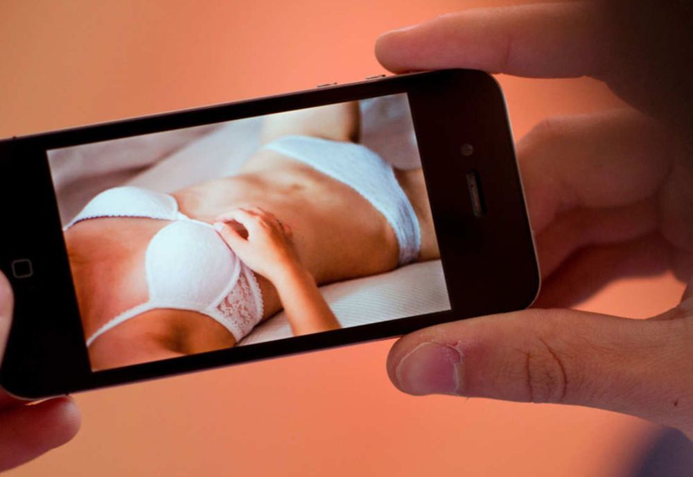 LEGE: Difuzarea de imagini intime ale unei persoane, fără consimțământ, va fi pedepsită cu închisoarea