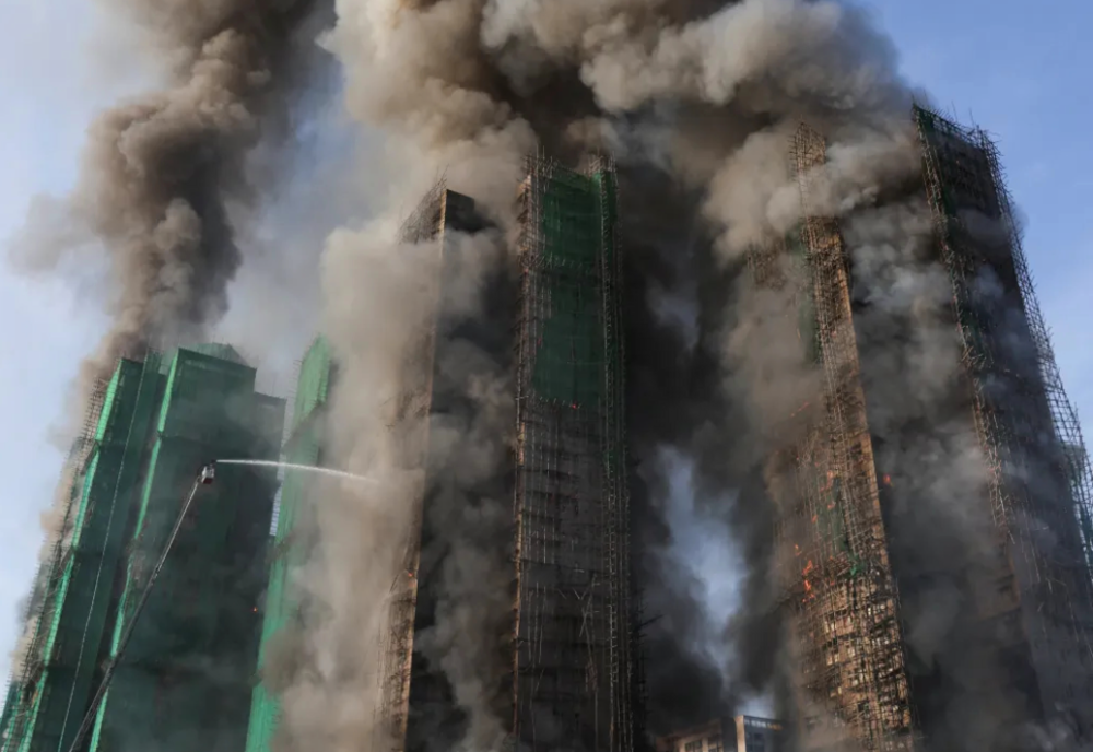 Tragedie în Hong Kong. Patru morți și opt răniți într-un incendiu devastator care a cuprins trei blocuri de 35 de etaje - FOTO/VIDEO