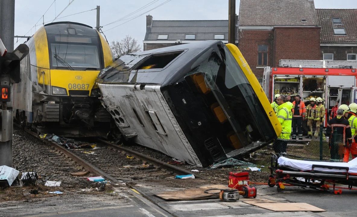 Tragedie în Belgia: un tren a spulberat un microbuz cu elevi. Patru persoane au murit, printre care doi copii