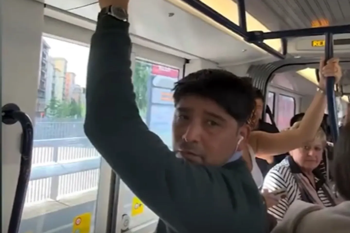  Român prins în Italia în timp ce fura din rucsacurile turiștilor. ”Pleacă de aici, hoțule!”-VIDEO