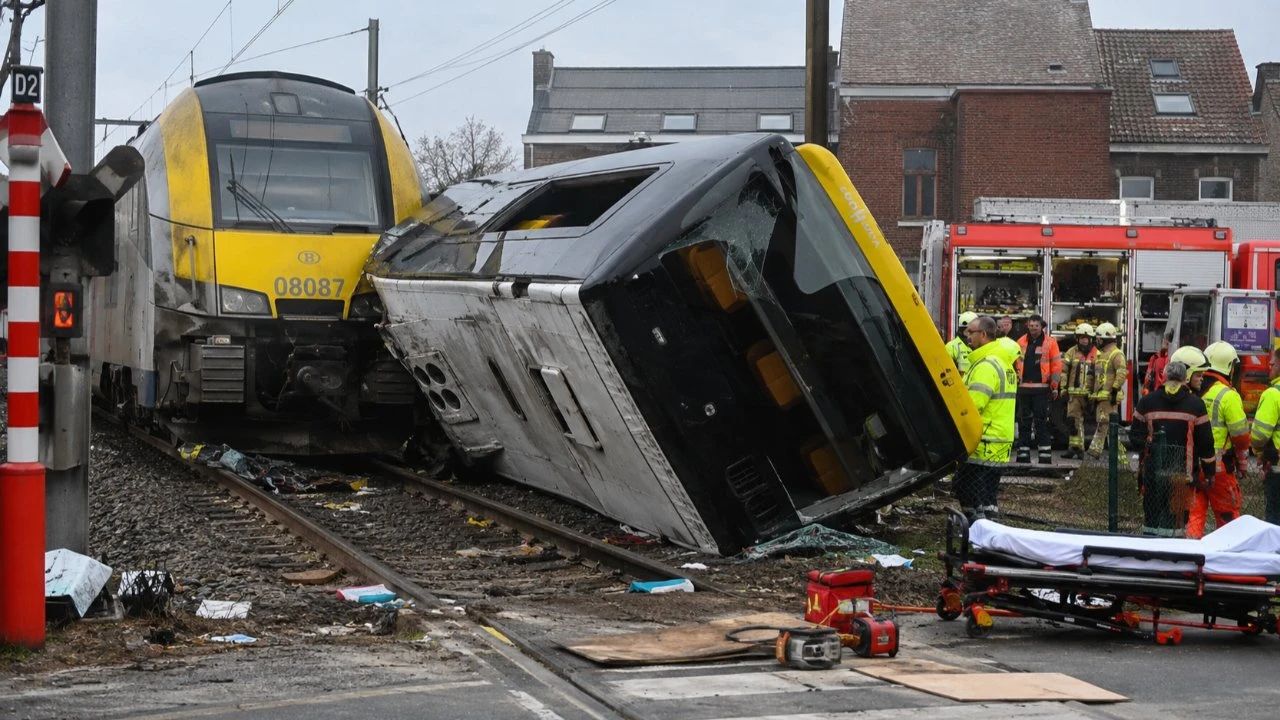 Tragedie în Belgia: un tren a spulberat un microbuz cu elevi. Patru persoane au murit, printre care doi copii