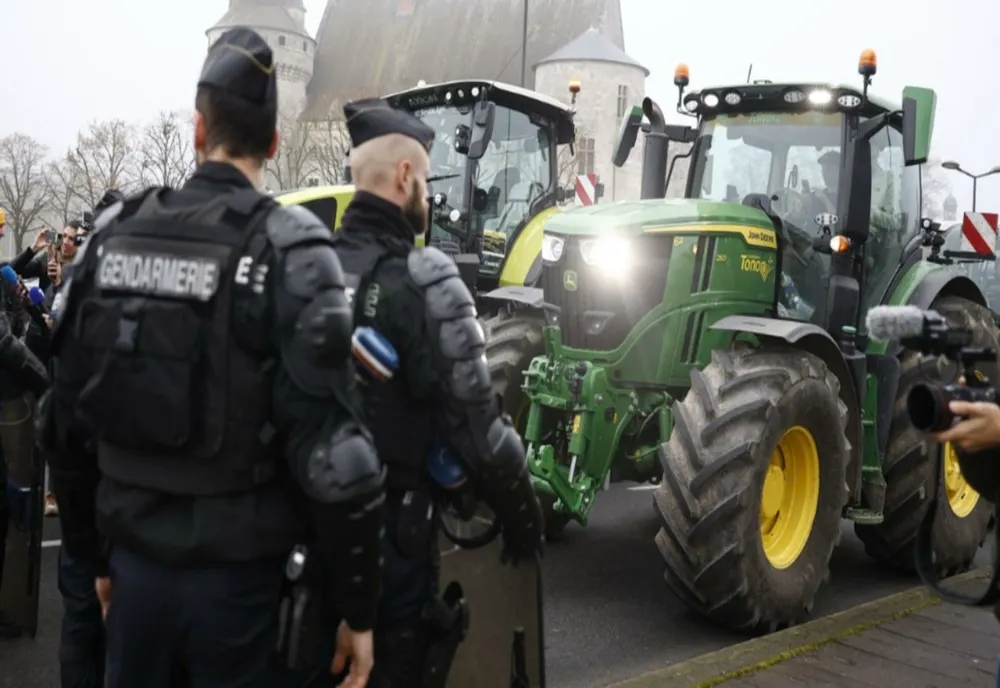 Confruntări violente între jandarmi și fermieri, la Paris. Autoritățile au trimis blindatele pe străzi