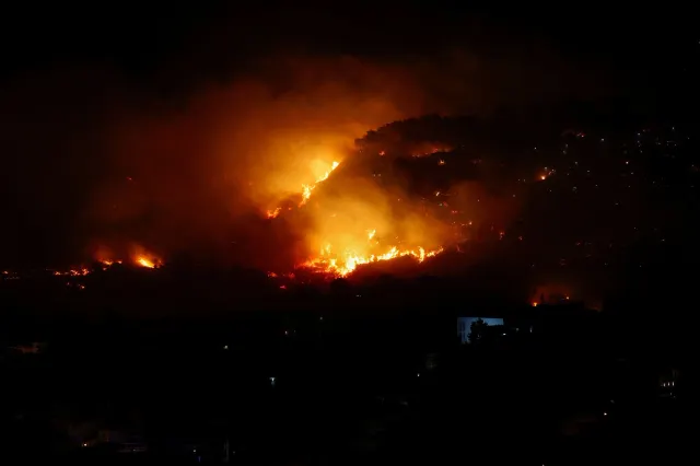 Incendii puternice în Sardinia și Sicilia. Autostrăzi închise, zboruri deviate și zeci de hectare mistuite de flăcări