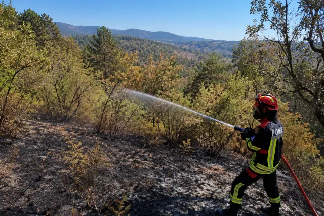 Pompierii români, în prima linie a incendiilor din Franța FOTO&VIDEO