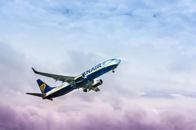 Ryanair renunță la 13 aeroporturi europene. Ce se întâmplă cu zborurile din România