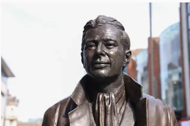 Statuia celui de-al „cincilea Beatle” dispare temporar din centrul Liverpoolului. Era un simbol al comunității LGBTQ+