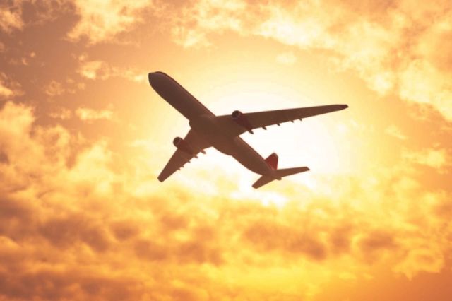 Sute de zboruri ar putea fi anulate. Europa riscă o penurie ”sistemică” de combustibil pentru avioane în următoarele săptămâni