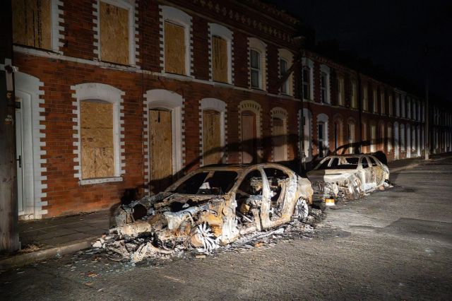A doua noapte de haos în Belfast. Locuințele a trei familii de români au fost atacate de protestatari